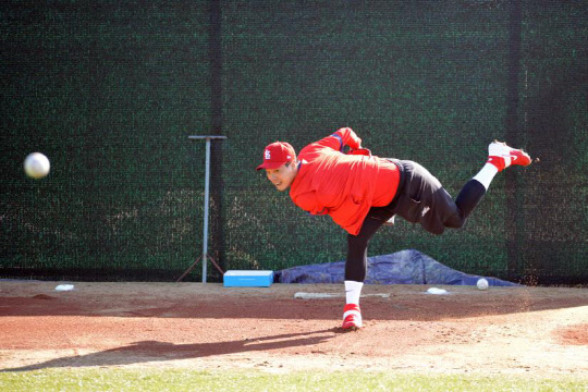 세인트루이스 카디널스의 선발 투수 김광현이 6일 제주도 서귀포시 강창학 야구장에서 불펜 투구를 하고 있다.  연합뉴스